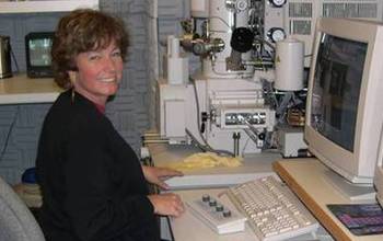 Scientist Lynda Williams at the computer in a lab